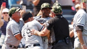 José Abreu retiene a Tim Anderson, de los White Sox de Chicago, tras una disputa en el banquillo entre Yasmani Grandal, de Chicago (no está en la foto), y Josh Donaldson, de los Yankees de Nueva York (no está en la foto), durante la quinta entrada en el Yankee Stadium el 21 de mayo de 2022.