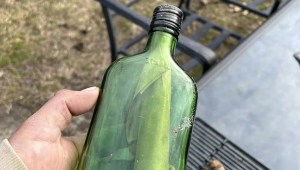 El guía local de aves acuáticas Adam Travis encontró un mensaje de hace décadas en una botella en Shinnecock Bay, Nueva York. Cortesía: Adam Travis.