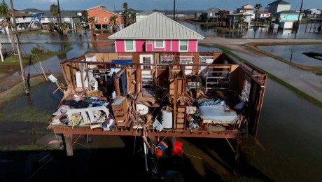  Así quedó una casa sin techo tras el paso del huracán Beryl