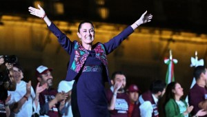 La candidata presidencial de México por el partido Morena, Claudia Sheinbaum, celebra tras los resultados de las elecciones generales en la Ciudad de México, el 3 de junio de 2024. (Foto de PEDRO PARDO/AFP vía Getty Images)