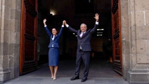 Sheinbaum y López Obrador en su primera reunión para la transición de gobierno.