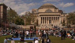 Los estudiantes activistas han pasado varios días ocupando los jardines de la Universidad de Columbia, pidiendo a la universidad que ponga fin a sus vínculos financieros con Israel. (Foto: Adam Gray/Reuters).