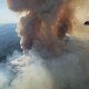 Video aéreo muestra las impresionantes nubes de humo del incendio Lake en California