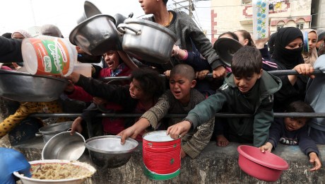 Los niños esperan recibir comida en una cocina benéfica en Rafah, Gaza, el 13 de febrero. (Foto: Ibraheem Abu Mustafa/Reuters).