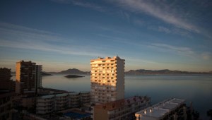 El Mar Menor, la mayor laguna de agua salada de Europa, se encuentra en la región de Murcia, al sureste de España. (Crédito: Jorge Guerrero/AFP/Getty Images)