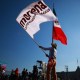 Un hombre ondea una bandera del partido Morena previo a los eventos de investidura presidencial en el Zócalo de la Ciudad de México el 1 de diciembre de 2018. (Crédito: Manuel Velásquez/Getty Images)