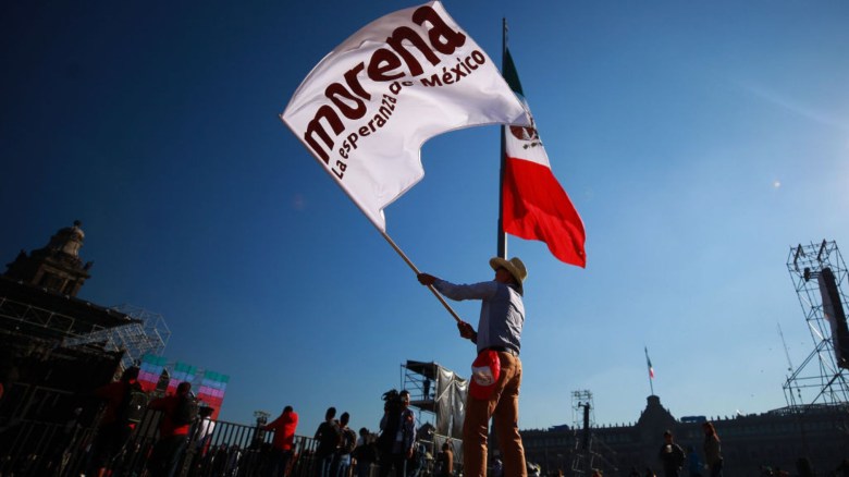 Un hombre ondea una bandera del partido Morena previo a los eventos de investidura presidencial en el Zócalo de la Ciudad de México el 1 de diciembre de 2018. (Crédito: Manuel Velásquez/Getty Images)