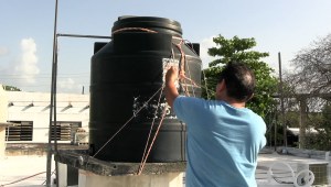 Residentes de Yucatán etiquetan sus tinacos de agua ante la inminente llegada de Beryl