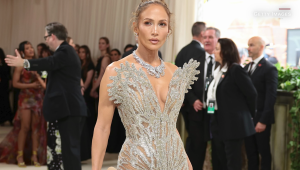 Mira a Jennifer López en la alfombra del Met Gala en Nueva York